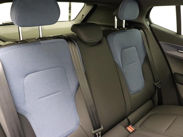 Volvo EX30 Extended Range Plus 69 kWh / Gratis laadpaal* / Snel leverbaar / Getint glas / Stoel + Stuurw. Verwarming / 20'' Velgen