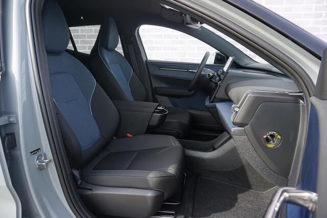 Volvo EX30 Single Motor Extended Range Plus 69 kWh | Snel Rijden | Subsidie ¤ 2.000 | Stuur + Stoel verwarming | Harman/Kardon | Google | Keyless Entry + Drive