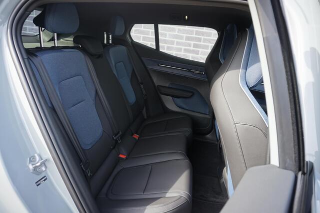 Volvo EX30 Single Motor Extended Range Plus 69 kWh | Snel Rijden | Subsidie ¤ 2.000 | Stuur + Stoel verwarming | Harman/Kardon | Google | Keyless Entry + Drive