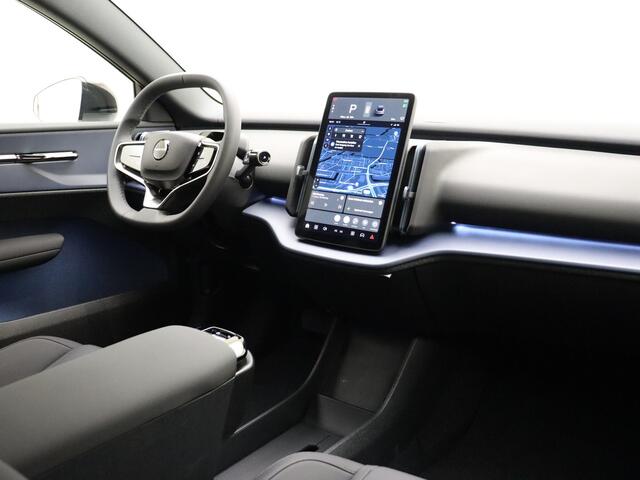 Volvo EX30 Single Motor Extended Range Plus 69 kWh / 1.000 km's DEMO / Warmtepomp / Getint glas / 19" / H&K Audio / Adapt. Cruise / Elektr. Achterklep /