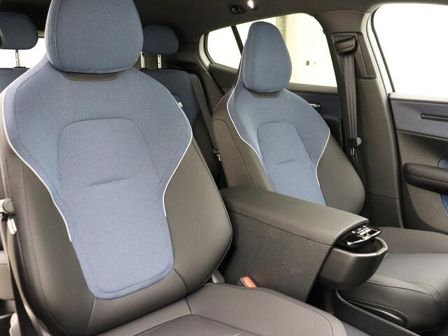 Volvo EX30 Single Motor Extended Range Plus 69 kWh / 1.000 km's DEMO / Warmtepomp / Getint glas / 19" / H&K Audio / Adapt. Cruise / Elektr. Achterklep /
