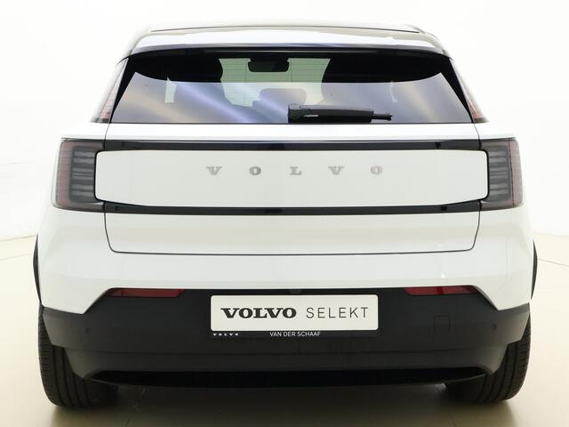 Volvo EX30 Single Motor Extended Range Plus 69 kWh / 1.000 km's DEMO / Warmtepomp / Getint glas / 19" / H&K Audio / Adapt. Cruise / Elektr. Achterklep /