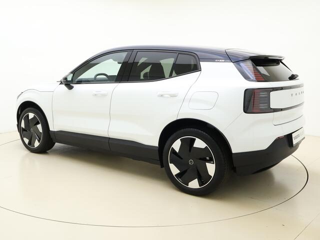 Volvo EX30 Single Motor Extended Range Plus 69 kWh / 1.000 km's DEMO / Warmtepomp / Getint glas / 19" / H&K Audio / Adapt. Cruise / Elektr. Achterklep /