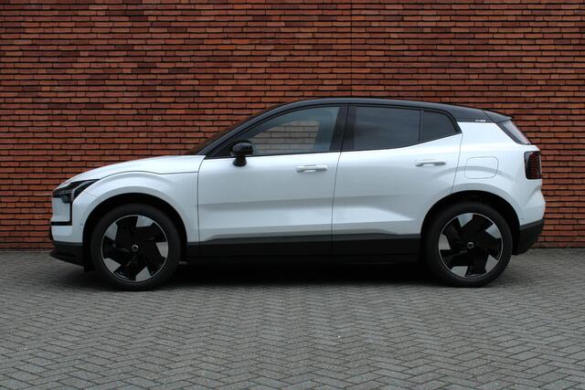 Volvo EX30 Single Motor Extended Range Plus 69 kWh | Direct Beschikbaar | Adaptieve Cruise Control | Pilot Assist | Harman/Kardon Audiosysteem | Getint Glas | Parkeersensoren voor en achter | Parkeercamera achter | 19" Lichtmetalen velgen |