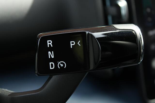 Volvo EX30 Single Motor Extended Range Plus 69 kWh | Direct Beschikbaar | Adaptieve Cruise Control | Pilot Assist | Harman/Kardon Audiosysteem | Getint Glas | Parkeersensoren voor en achter | Parkeercamera achter | 19" Lichtmetalen velgen |