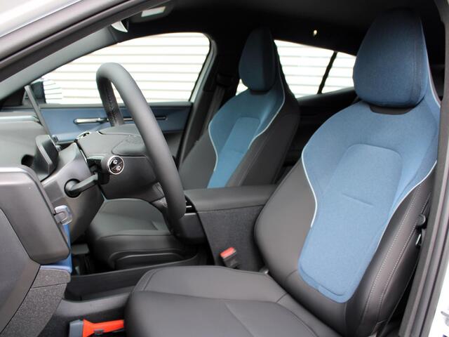 Volvo EX30 Single Motor Extended Range Plus Automaat / Privacy Glass / Google Maps Navi / Warmtepomp