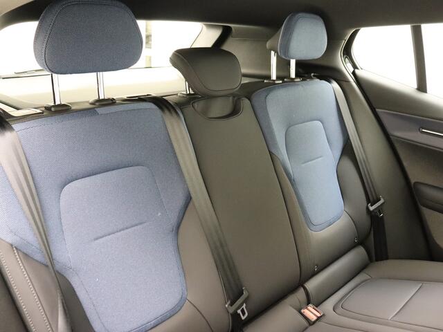Volvo EX30 Extended Range Core 69 kWh / DIRECT LEVERBAAR / NIEUW / CLIMATE / METALLIC LAK /