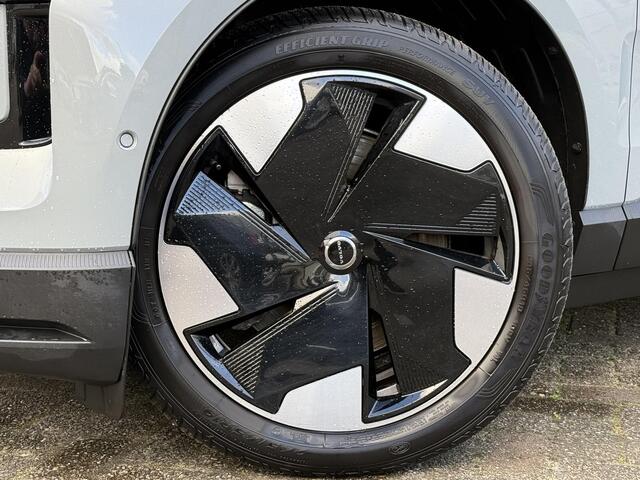 Volvo EX30 Twin Motor Performance Ultra 69 kWh / Panoramadak / Adaptive Cruise / 360 camera / Stoel en stuurverwarming / Getint glas / Keyless / Harman Kardon / Elektrisch bedienbare bestuurders stoel /