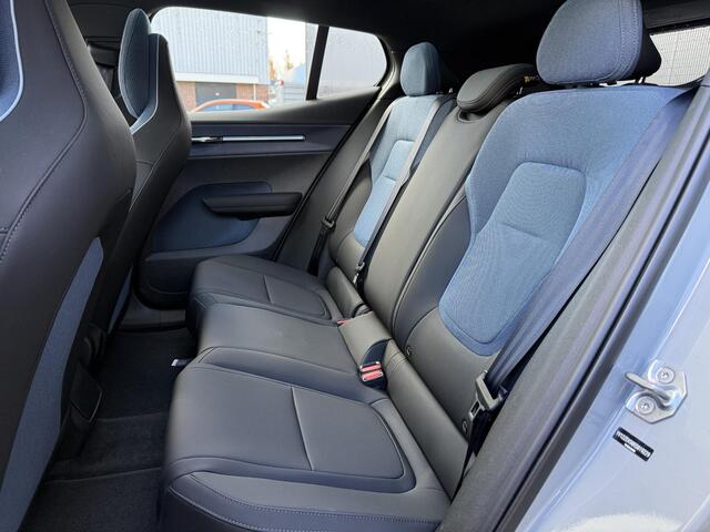 Volvo EX30 Twin Motor Performance Ultra 69 kWh / Panoramadak / Adaptive Cruise / 360 camera / Stoel en stuurverwarming / Getint glas / Keyless / Harman Kardon / Elektrisch bedienbare bestuurders stoel /