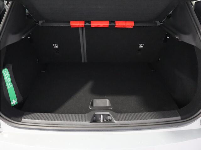 Volvo EX30 Twin Motor Performance Ultra 69 kWh / Pano. dak / Elek. verstelbare stoelen / Stuur+stoelverwarming / 360 camera / Pilot assist /