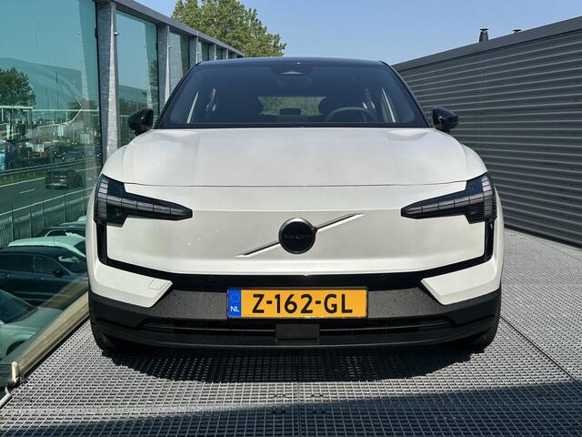Volvo EX30 Single Motor Extended Range Plus 69 kWh / Extra getinte ramen vanaf A-stijl / Adaptive cruise / Pilot assist / Google / BLIS / Draadloze oplader / Harman-Kardon / Autom. achterklep / Parkeercamera / 19'' /