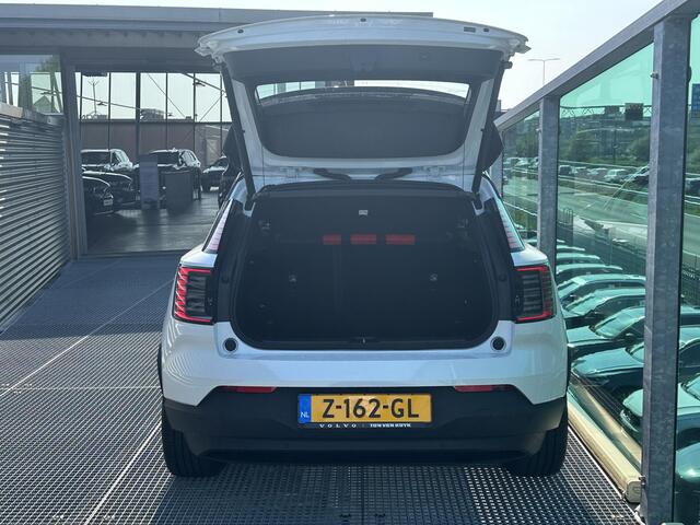 Volvo EX30 Single Motor Extended Range Plus 69 kWh / Extra getinte ramen vanaf A-stijl / Adaptive cruise / Pilot assist / Google / BLIS / Draadloze oplader / Harman-Kardon / Autom. achterklep / Parkeercamera / 19'' /