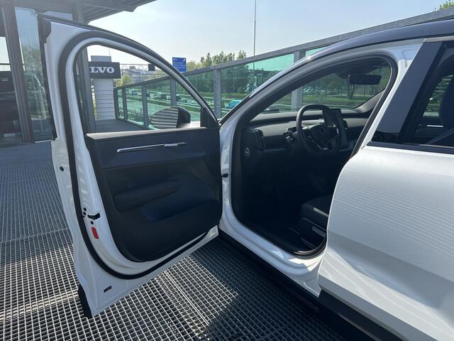 Volvo EX30 Single Motor Extended Range Plus 69 kWh / Extra getinte ramen vanaf A-stijl / Adaptive cruise / Pilot assist / Google / BLIS / Draadloze oplader / Harman-Kardon / Autom. achterklep / Parkeercamera / 19'' /