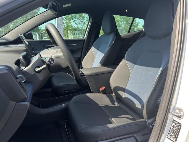 Volvo EX30 Single Motor Extended Range Plus 69 kWh / Extra getinte ramen vanaf A-stijl / Adaptive cruise / Pilot assist / Google / BLIS / Draadloze oplader / Harman-Kardon / Autom. achterklep / Parkeercamera / 19'' /