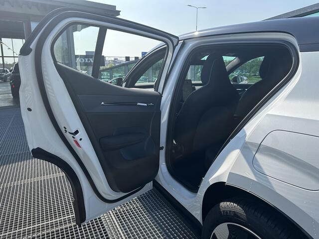 Volvo EX30 Single Motor Extended Range Plus 69 kWh / Extra getinte ramen vanaf A-stijl / Adaptive cruise / Pilot assist / Google / BLIS / Draadloze oplader / Harman-Kardon / Autom. achterklep / Parkeercamera / 19'' /