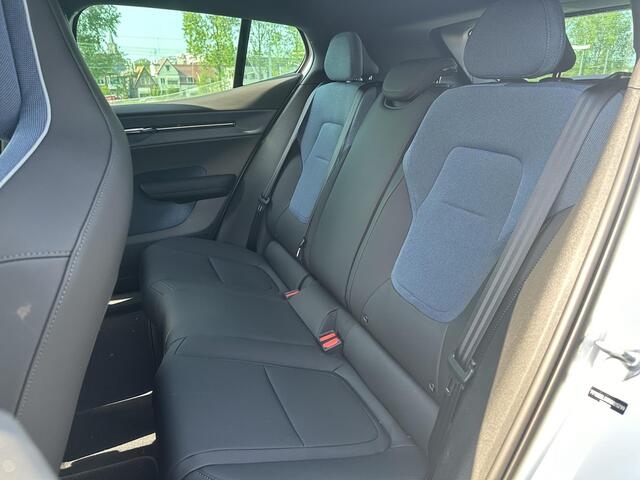 Volvo EX30 Single Motor Extended Range Plus 69 kWh / Extra getinte ramen vanaf A-stijl / Adaptive cruise / Pilot assist / Google / BLIS / Draadloze oplader / Harman-Kardon / Autom. achterklep / Parkeercamera / 19'' /