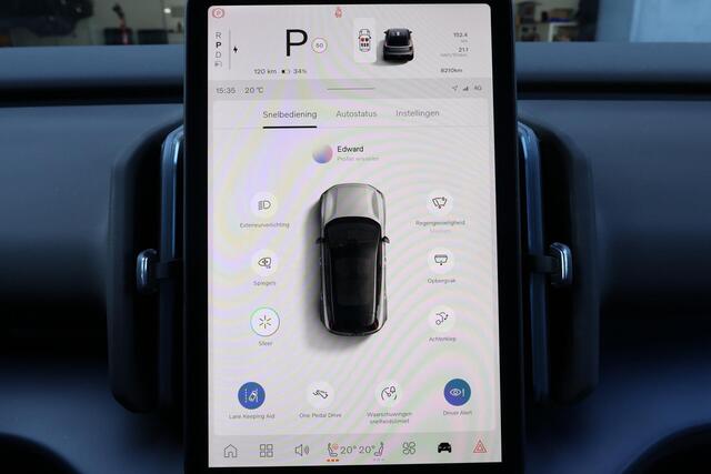 Volvo EX30 Twin Motor Performance Ultra 69 kWh - Panoramadak - Climate Pack - 360º Camera - Harman/Kardon audio - Parkeersensoren voor & achter - Extra getint glas - 19' LMV