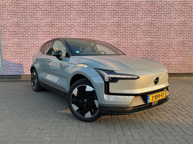 Volvo EX30 Single Motor Extended Range Plus | Trekhaak | Stoel-/stuurverwarming | Extra getint glas | Keyless entry | Carplay | Elektr. achterklep | Google Maps