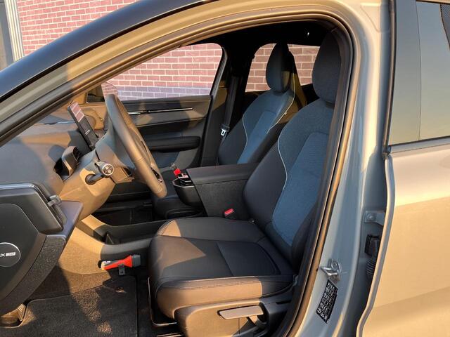 Volvo EX30 Single Motor Extended Range Plus | Trekhaak | Stoel-/stuurverwarming | Extra getint glas | Keyless entry | Carplay | Elektr. achterklep | Google Maps