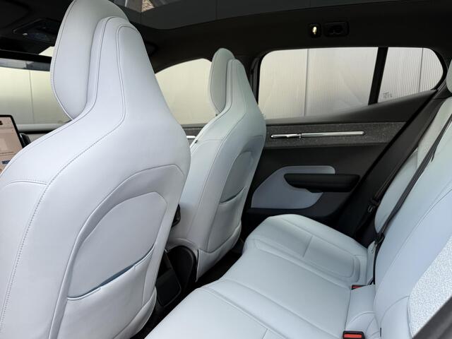 Volvo EX30 Single Motor Extended Range Ultra 69 kWh Breeze bekleding panorama dak 360 camera 19 inch