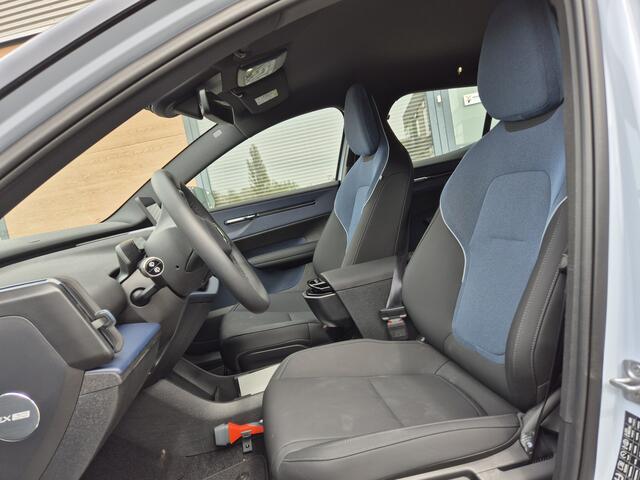 Volvo EX30 11.000km lichteschade Single Motor Plus 272pk 51 kWh zeer mooi 2024 nieuwstaat [op de deuk na]