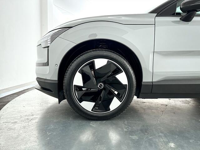 Volvo EX30 Single Motor Extended Range Plus 69 kWh Getint Glas | 20 inch Aero | Stoel en stuurverwarming Black Edition