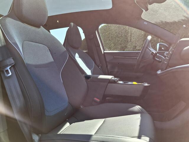 Volvo EX30 Twin Motor Performance Ultra 69 kWh | 360 camera | Climate pack | Panoramadak | Elektrisch verstelbare stoelen |