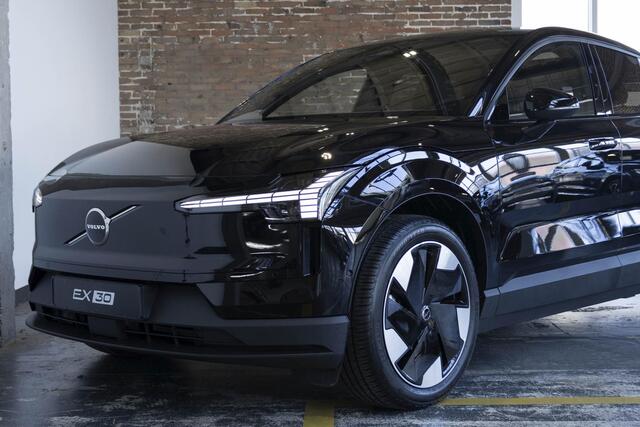 Volvo EX30 Single Motor Extended Range Plus | Premium Audio by Harman Kardon | Keyless Entry | Achteruitrijcamera | Parkeersensoren V+A | Getint Glas Achter | Pilot Assist | Adaptieve Cruise Control | Draadloze Telefoonlader | Navigatiesysteem | Rijstrooksensor Met 