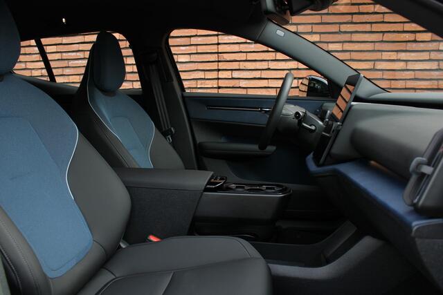 Volvo EX30 Twin Motor Performance Ultra | Verwarmbare Voorstoelen | Panorama Dak | 360 Graden Camera | Parkeersensoren | Navigatiesysteem | Harman Kardon Premium Audio | Apple Carplay/Android Auto | Adaptieve Cruise Control | Dodehoekdetectie Met Correctie | Electro