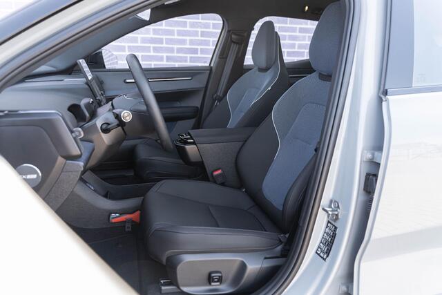 Volvo EX30 Twin Motor Performance Ultra AWD | Stoel-/stuurverwarming | 360 Camera | Elektr. stoelverstelling | Harman Kardon | Keyless | Warmtepomp | Adaptive Cruise | Panoramadak