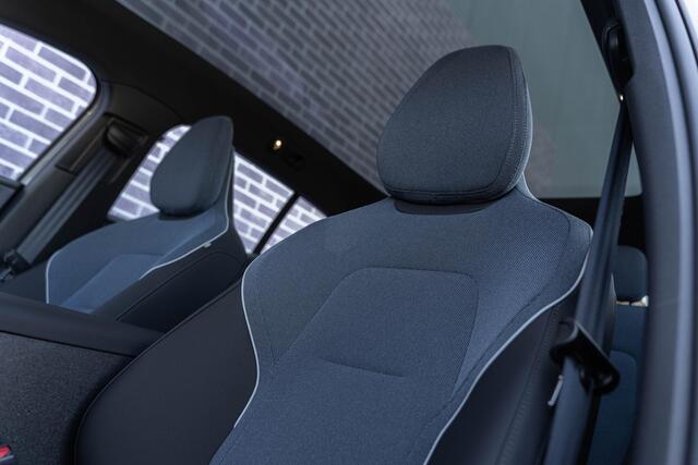 Volvo EX30 Twin Motor Performance Ultra AWD | Stoel-/stuurverwarming | 360 Camera | Elektr. stoelverstelling | Harman Kardon | Keyless | Warmtepomp | Adaptive Cruise | Panoramadak