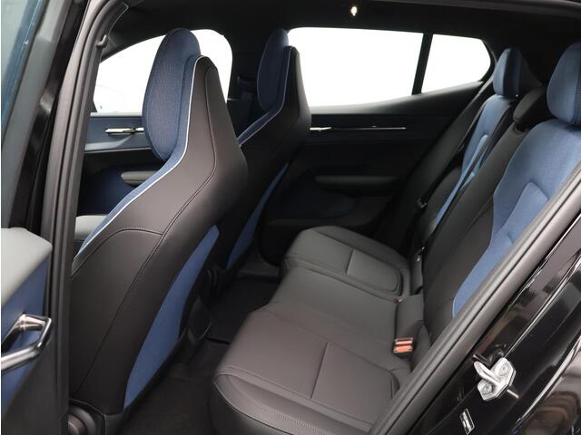 Volvo EX30 Single Motor Extended Range Plus 69 kWh / 20" Wielen / Harman Kardon / Adaptive Cruise / BLIS / Pilot Assist / Parkeercamera / Keyless /
