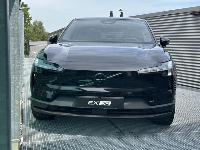 Volvo EX30 Single Motor Extended Range Ultra 69 kWh / MET 5000,- DEMO KORTING VOOR 44.559,- / BLACK EDITION / Direct leverbaar / Pano. dak / 360 camera / Elek. bedienbare stoelen / Harman Kardon /