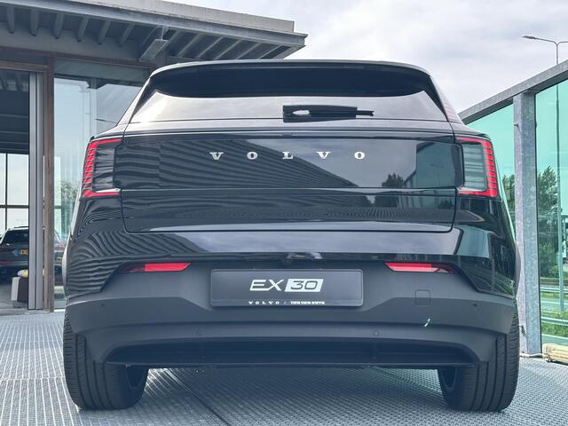 Volvo EX30 Single Motor Extended Range Ultra 69 kWh / MET 5000,- DEMO KORTING VOOR 44.559,- / BLACK EDITION / Direct leverbaar / Pano. dak / 360 camera / Elek. bedienbare stoelen / Harman Kardon /