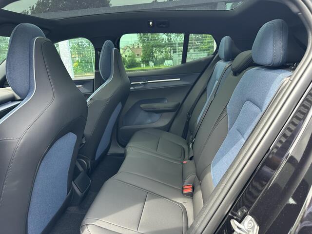 Volvo EX30 Single Motor Extended Range Ultra 69 kWh / MET 5000,- DEMO KORTING VOOR 44.559,- / BLACK EDITION / Direct leverbaar / Pano. dak / 360 camera / Elek. bedienbare stoelen / Harman Kardon /