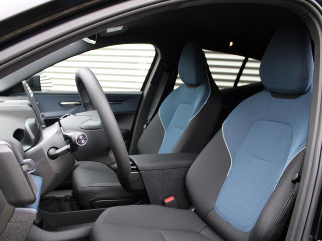 Volvo EX30 Single Motor Extended Range Plus Automaat / Harman Kardon audio / 20" velgen / Onyx Black metallic