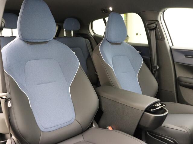 Volvo EX30 Extended Range Plus 69 kWh / ¤7.000,- Voorraadkorting / NIEUW 10km! / DIRECT LEVERBAAR / 20'' / METALLIC LAK / ACC / BLIS / ELEKTR. ACHTERKLEP /