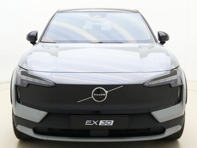 Volvo EX30 Cross Country Twin Motor Performance Ultra 69 kWh / NIEUW 10KM! / 4X4 /Stoelverwarming + Stuurw. Verwarming | Getint Glas Achter | Panorama Dak | 360 Graden Camera | Parkeersensoren | Google | Harman Kardon Premium Audio