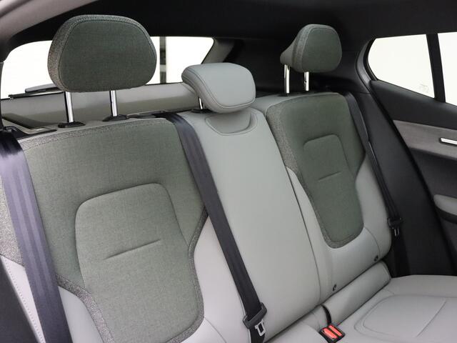 Volvo EX30 Cross Country Twin Motor Performance Ultra 69 kWh / NIEUW 10KM! / 4X4 /Stoelverwarming + Stuurw. Verwarming | Getint Glas Achter | Panorama Dak | 360 Graden Camera | Parkeersensoren | Google | Harman Kardon Premium Audio