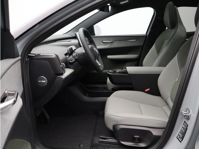 Volvo EX30 Cross Country Twin Motor Performance Ultra 69 kWh / Panoramadak / Elektrische Stoelen / 360 Camera / Verwarmde Stoelen + Stuur / Getint Glas / Harman Kardon /