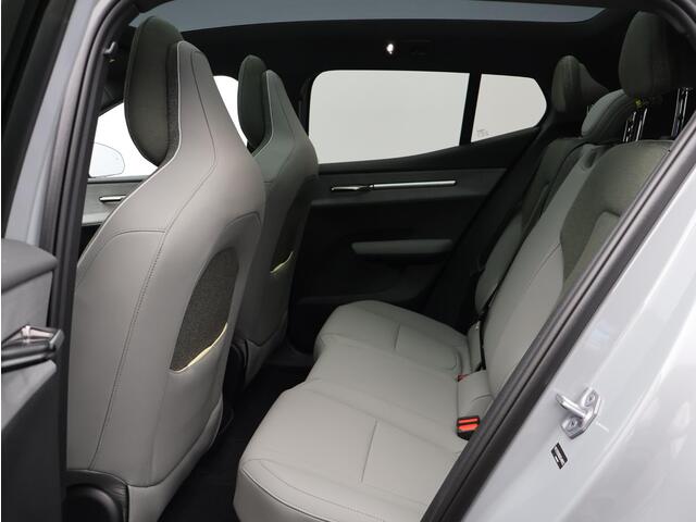 Volvo EX30 Cross Country Twin Motor Performance Ultra 69 kWh / Panoramadak / Elektrische Stoelen / 360 Camera / Verwarmde Stoelen + Stuur / Getint Glas / Harman Kardon /