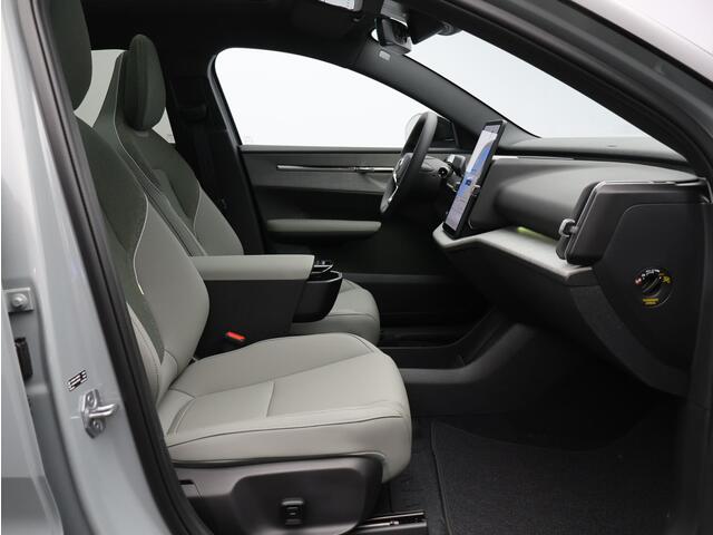 Volvo EX30 Cross Country Twin Motor Performance Ultra 69 kWh / Panoramadak / Elektrische Stoelen / 360 Camera / Verwarmde Stoelen + Stuur / Getint Glas / Harman Kardon /