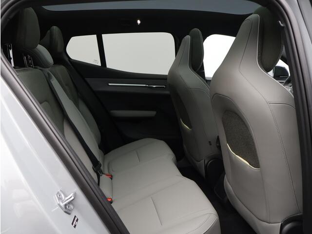Volvo EX30 Cross Country Twin Motor Performance Ultra 69 kWh / Panoramadak / Elektrische Stoelen / 360 Camera / Verwarmde Stoelen + Stuur / Getint Glas / Harman Kardon /