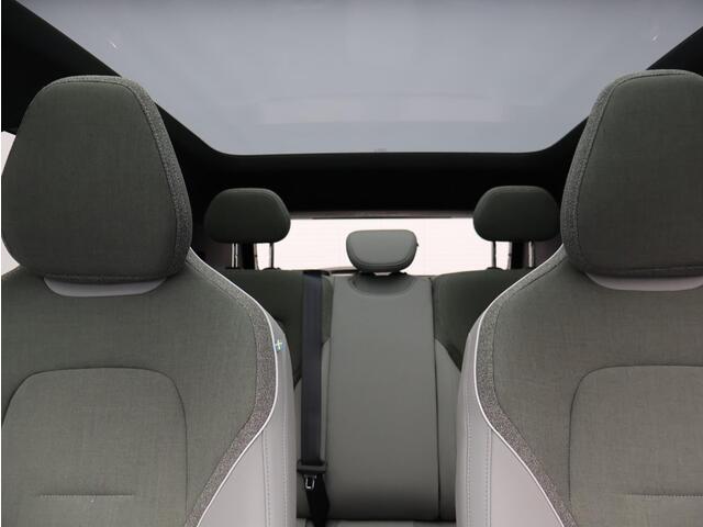 Volvo EX30 Cross Country Twin Motor Performance Ultra 69 kWh / Panoramadak / Elektrische Stoelen / 360 Camera / Verwarmde Stoelen + Stuur / Getint Glas / Harman Kardon /