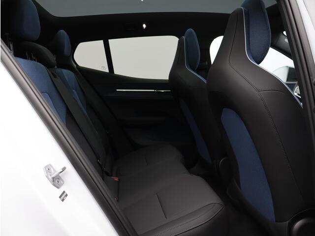 Volvo EX30 Cross Country Twin Motor Performance Ultra 69 kWh / Pano. dak / Elek. verstelbare stoelen / Stoel + Stuurwielverwarming / 360 camera / Harman Kardon / BLIS