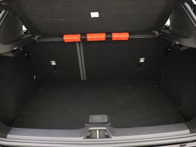 Volvo EX30 Extended Range Plus 69 kWh / H&K Audio / Stoel/- stuurverwarming / Elektr. achterklep / Camera achter / Pilot Assist /