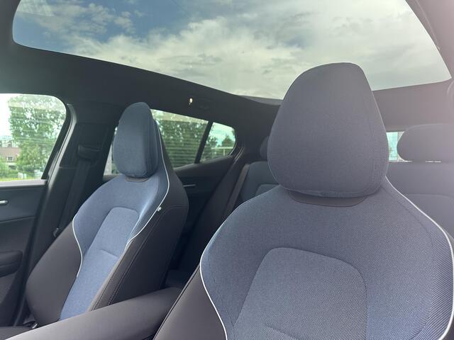 Volvo EX30 Twin Motor Performance Ultra 69 kWh / Pano. dak / 360 camera / Elek. verstelbare stoelen / Stuur + stoelen verwarmd / Harman Kardon / Pilot assist /