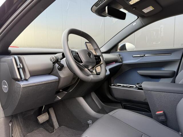 Volvo EX30 Twin Motor Performance Ultra 69 kWh / Panoramadak / Adaptive Cruise / 360 camera / Stoel en stuurverwarming / Getint glas / Keyless / Harman Kardon / Elektrisch bedienbare bestuurders stoel /
