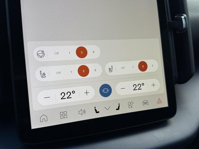 Volvo EX30 Twin Motor Performance Ultra 69 kWh / Panoramadak / Adaptive Cruise / 360 camera / Stoel en stuurverwarming / Getint glas / Keyless / Harman Kardon / Elektrisch bedienbare bestuurders stoel /