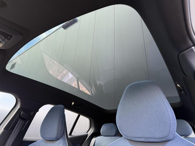 Volvo EX30 Twin Motor Performance Ultra 69 kWh / Panoramadak / Adaptive Cruise / 360 camera / Stoel en stuurverwarming / Getint glas / Keyless / Harman Kardon / Elektrisch bedienbare bestuurders stoel /